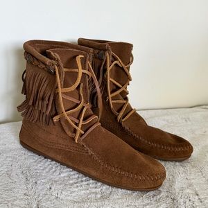 NWOT Minnetonka Lace Up Booties